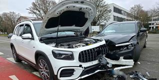 Die zwei Autos müssen nach dem Unfall abgeschleppt werden.